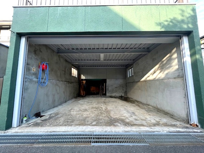 【駐車場】 | 枚方市西禁野１丁目戸建 | お車2台お持ちの方でも大丈夫です！
奥には収納もございます！