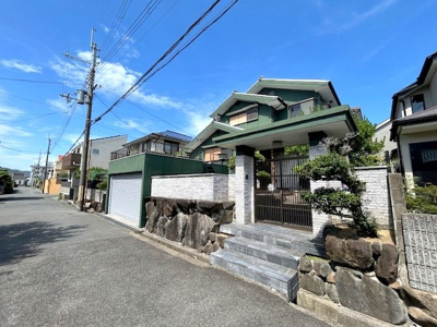 【外観】 | 枚方市西禁野１丁目戸建 | 前道も広く駐車もスムーズに行えます！