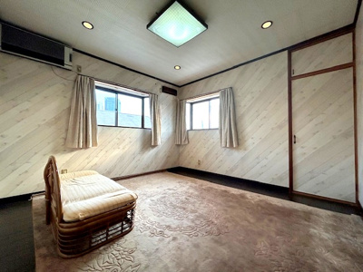 【洋室】 | 枚方市西禁野１丁目戸建 | 洋室には明るい陽が差し込みます！