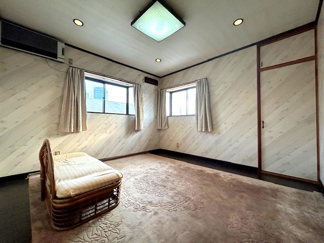 【洋室】 | 枚方市西禁野１丁目戸建 | 洋室には明るい陽が差し込みます！