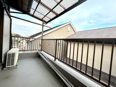 【バルコニー】 | 枚方市西禁野１丁目戸建 | バルコニーには屋根もございます！
突然の雨も安心！