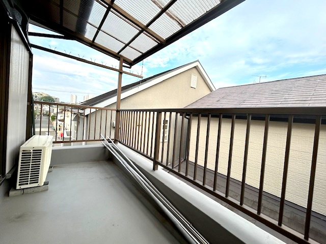 【バルコニー】 | 枚方市西禁野１丁目戸建 | バルコニーには屋根もございます！
突然の雨も安心！