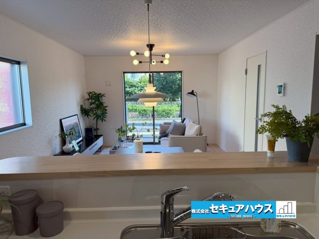 【今からご案内可能】名古屋市緑区清水山 全6棟 2号棟の内観：施工例|【キッチンから見たLDK】
■株式会社　セキュアハウス■
住宅ローンに強く、知識、経験豊富なスタッフ在籍
お客様に寄り添い、ご成約後もサポート致します。