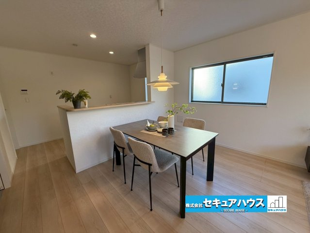 【今からご案内可能】名古屋市緑区清水山 全6棟 3号棟の内観：施工例|【LDK】
■株式会社　セキュアハウス■
住宅ローンに強く、知識、経験豊富なスタッフ在籍
お客様に寄り添い、ご成約後もサポート致します