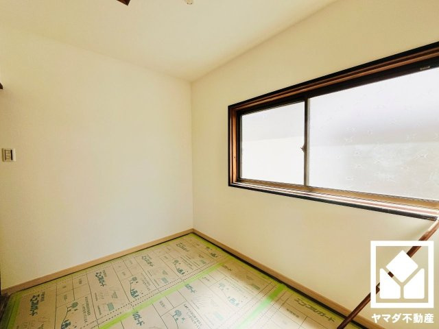 八幡市八幡小松の洋室