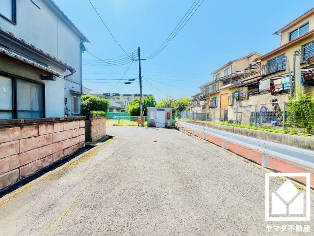 八幡市八幡小松の前面道路含む現地写真