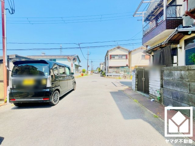 八幡市八幡小松の前面道路含む現地写真