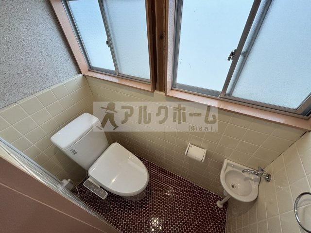 柏原市平野１丁目の一戸建てのトイレ