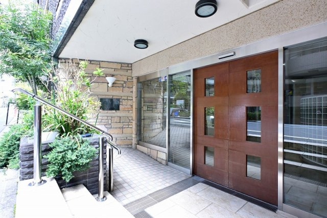 カーサフェリス代々木上原のエントランス