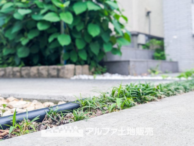 ~TACHIKAWA　Used detached house~の外観|【Car space】
◆カースペース◆傍らにはソヨゴやコニファー、ミモザ等の植物が相性よく、時が移りゆくごとに成長すると、それはまさに優しさと温もりを奏でる『幸せのガーデン』、自分好みカスタマイズ。