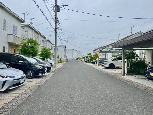 古河市坂間中古戸建の前面道路含む現地写真