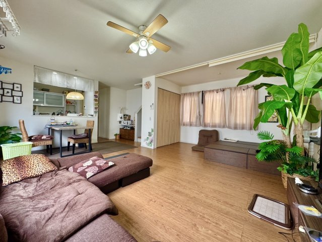 古河市坂間中古戸建の居間・リビング