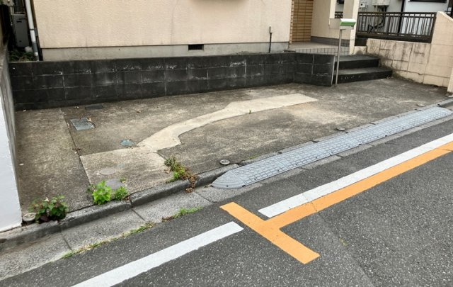 松木戸建の駐車場