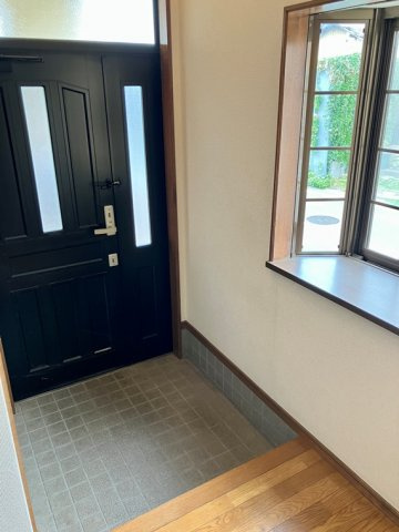 松木戸建の玄関