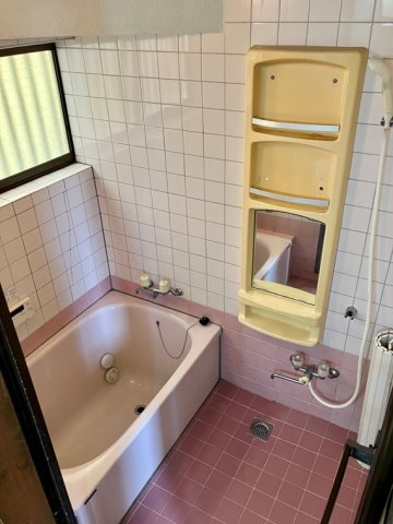 松木戸建の浴室