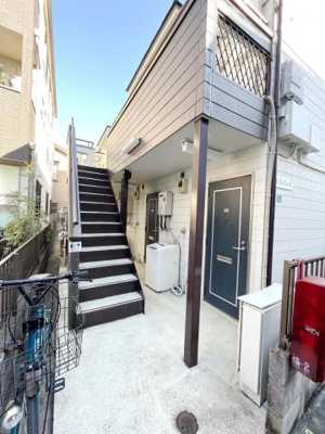 リフォーム済みのきれいなエントランスです★