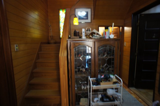 西宮市山口町船坂中古戸建の玄関|明るい玄関です