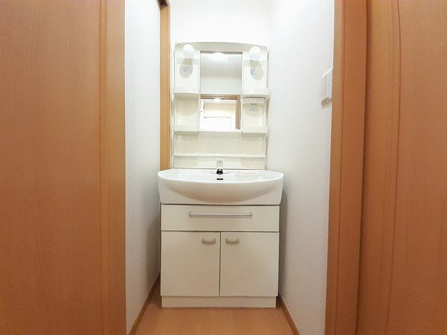 グランデ・マルベリーの洗面所|明るい洗面所です