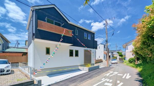 横浜市栄区飯島町の新築一戸建の外観|堂々と完成しました！いつでもご案内可能です！
お車でご自宅まで送迎承ります。
