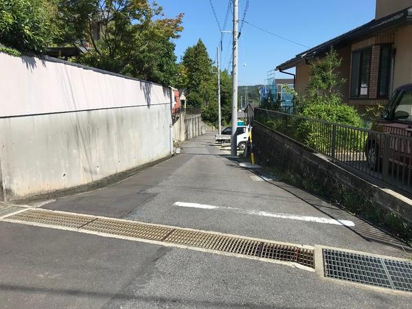 岡崎市本宿町字上ノ山・住宅用地の前面道路含む現地写真
