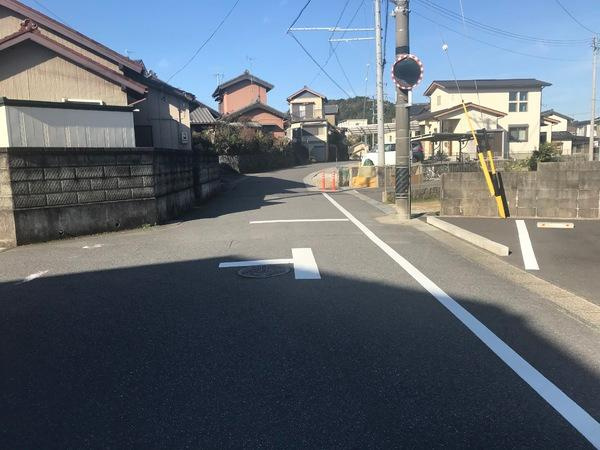 岡崎市山綱町・中古戸建の前面道路含む現地写真