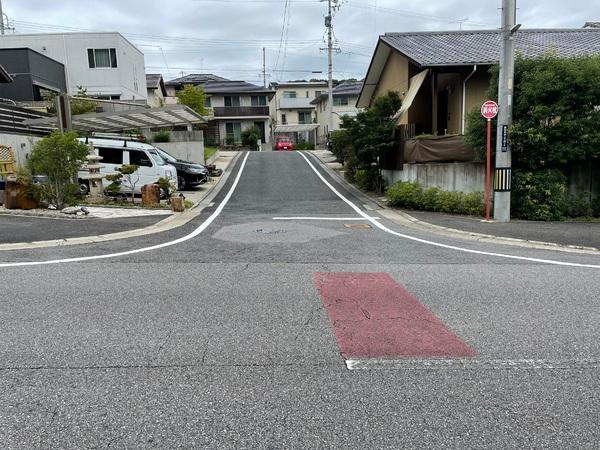 岡崎市真伝吉祥2丁目・中古戸建の前面道路含む現地写真