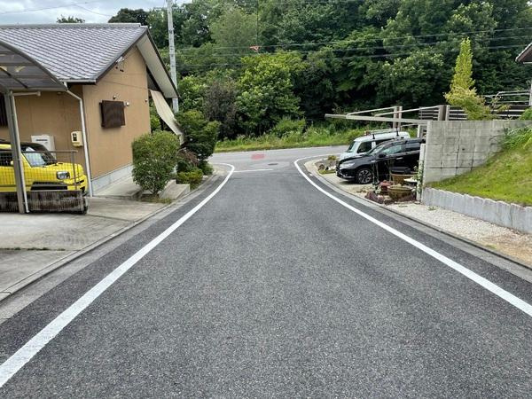岡崎市真伝吉祥2丁目・中古戸建の前面道路含む現地写真