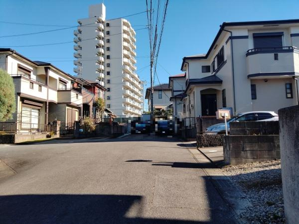 岡崎市鴨田町字北魂場の売地の前面道路含む現地写真