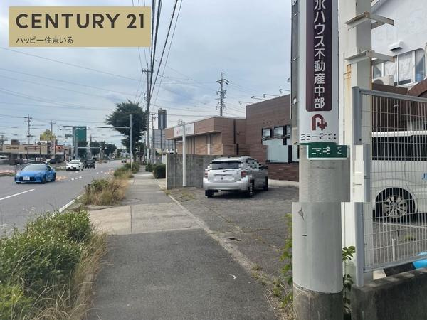 岡崎市六名３丁目の売地の前面道路含む現地写真