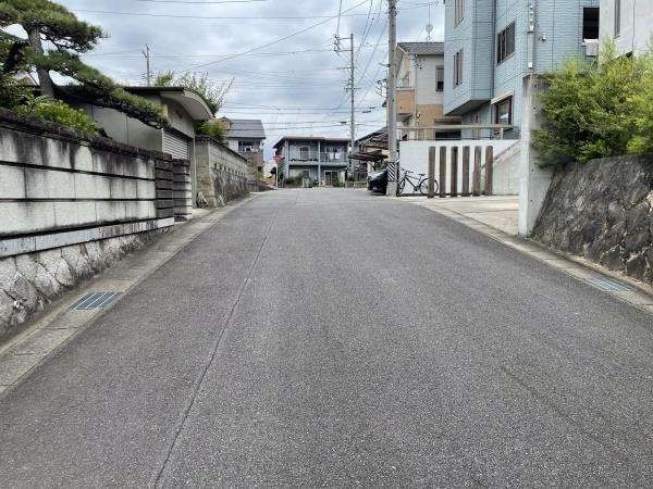 岡崎市鴨田町・中古戸建の前面道路含む現地写真