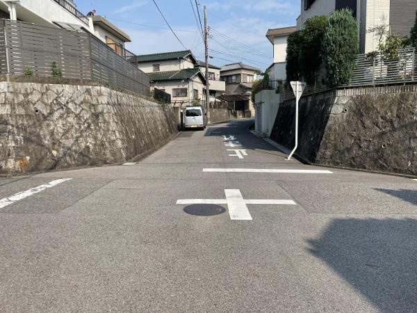 岡崎市滝町・中古戸建の前面道路含む現地写真