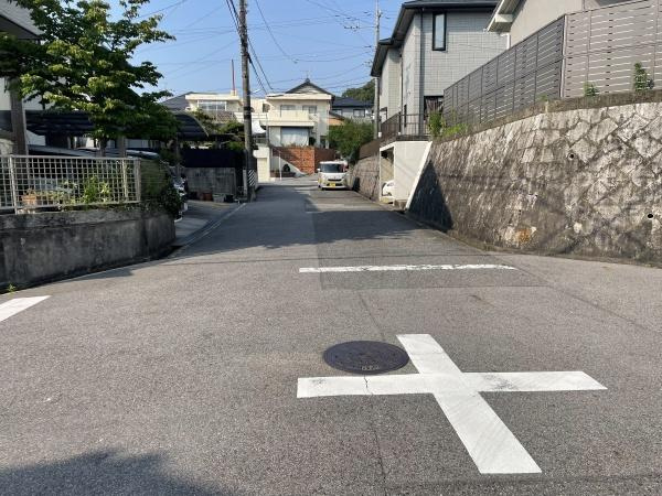 岡崎市滝町・中古戸建の前面道路含む現地写真