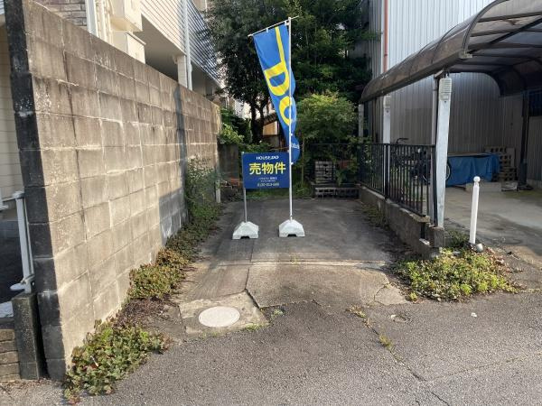 岡崎市鴨田町・中古戸建の駐車場