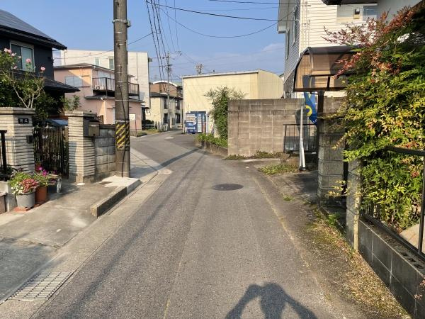岡崎市鴨田町・中古戸建の前面道路含む現地写真