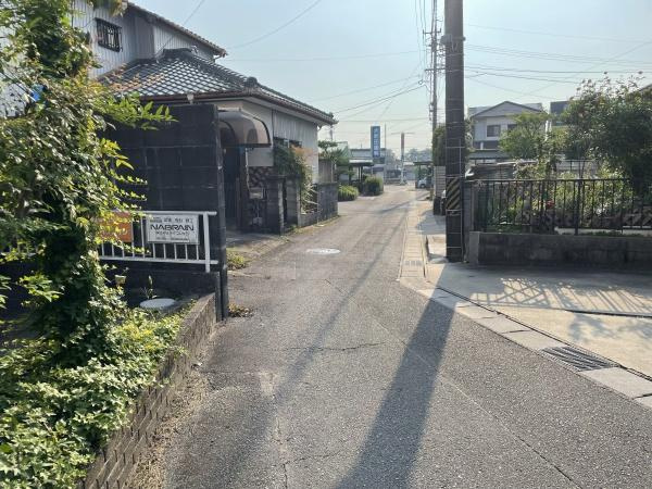 岡崎市鴨田町・中古戸建の前面道路含む現地写真