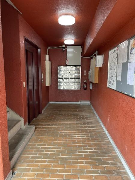 レジデンス本宿苑のエントランス