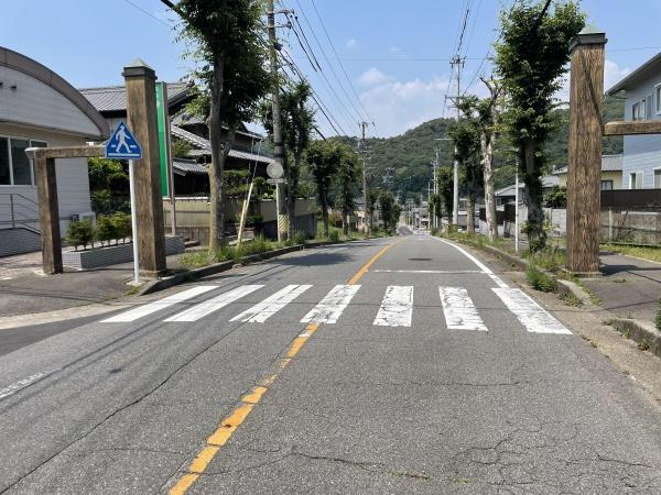 岡崎市市場町・中古戸建の前面道路含む現地写真