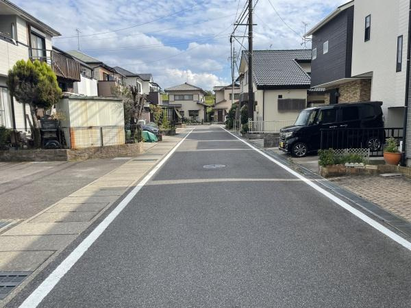 岡崎市森越町・中古戸建の前面道路含む現地写真|前面道路です。