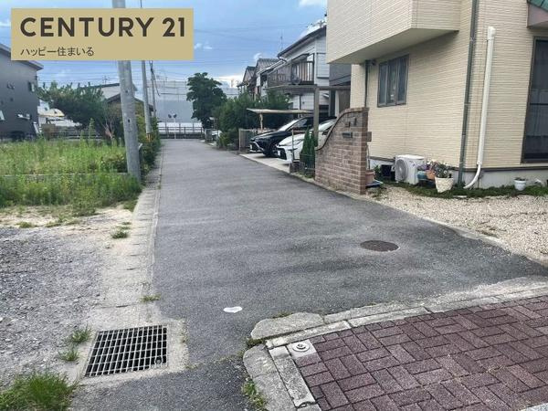 岡崎市舳越町字朝倉の売地の前面道路含む現地写真