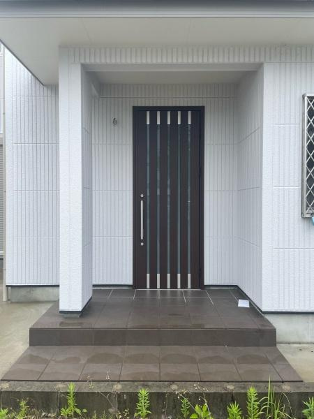 岡崎市土井町・中古戸建の玄関|訪れる人を心地よく迎え入れます。
