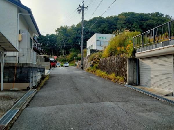 岡崎市真伝町字清水谷の売地の前面道路含む現地写真