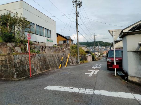 岡崎市真伝町字清水谷の売地の前面道路含む現地写真