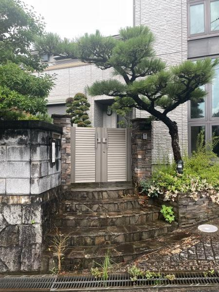 岡崎市滝町・中古戸建の玄関|訪れる人を心地よく迎え入れます。