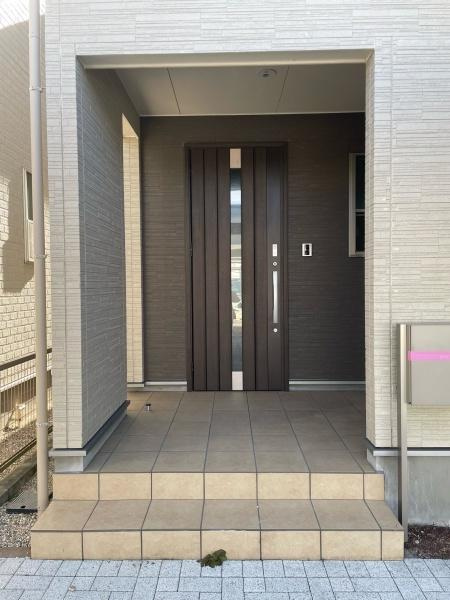 岡崎市河原町・中古戸建の玄関|訪れる人を心地よく迎え入れます。
