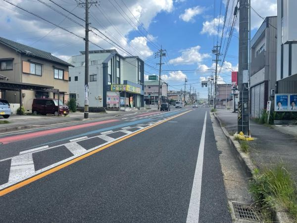 岡崎市鴨田町所屋敷・中古戸建の前面道路含む現地写真|前面道路です。