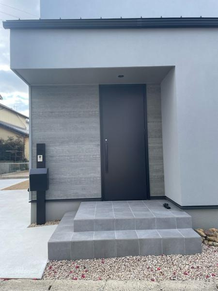 西尾市道光寺町山田　全9棟・I棟の玄関|訪れる人を心地よく迎え入れます。