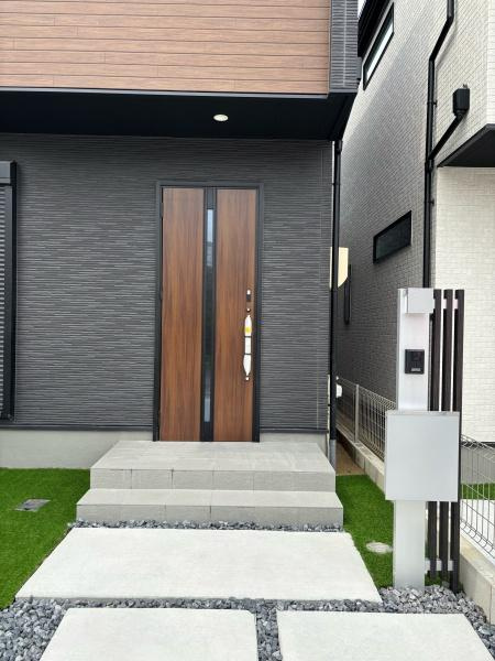 高浜市屋敷町2期　全4棟・2号棟の玄関|訪れる人を心地よく迎え入れます。