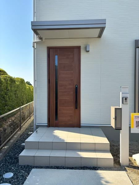 西尾市今川町浅間　全5棟・C棟の玄関|訪れる人を心地よく迎え入れます。