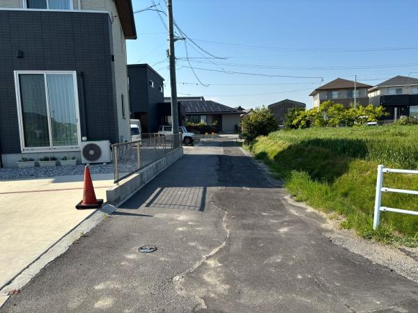 西尾市今川町浅間　全5棟・C棟の前面道路含む現地写真|前面道路です。