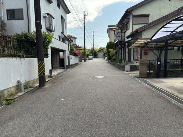 岡崎市上地1丁目・中古戸建の前面道路含む現地写真|前面道路です。